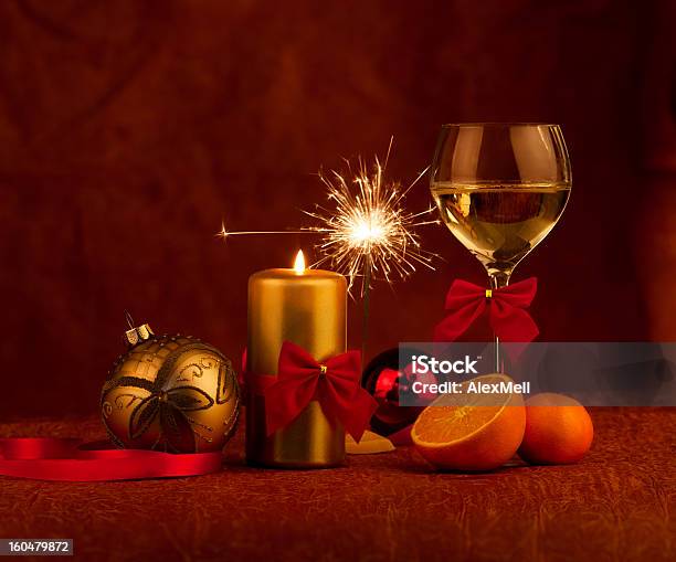 Glas Con Champagne E Palle Di Capodanno Burning Candle - Fotografie stock e altre immagini di Amore