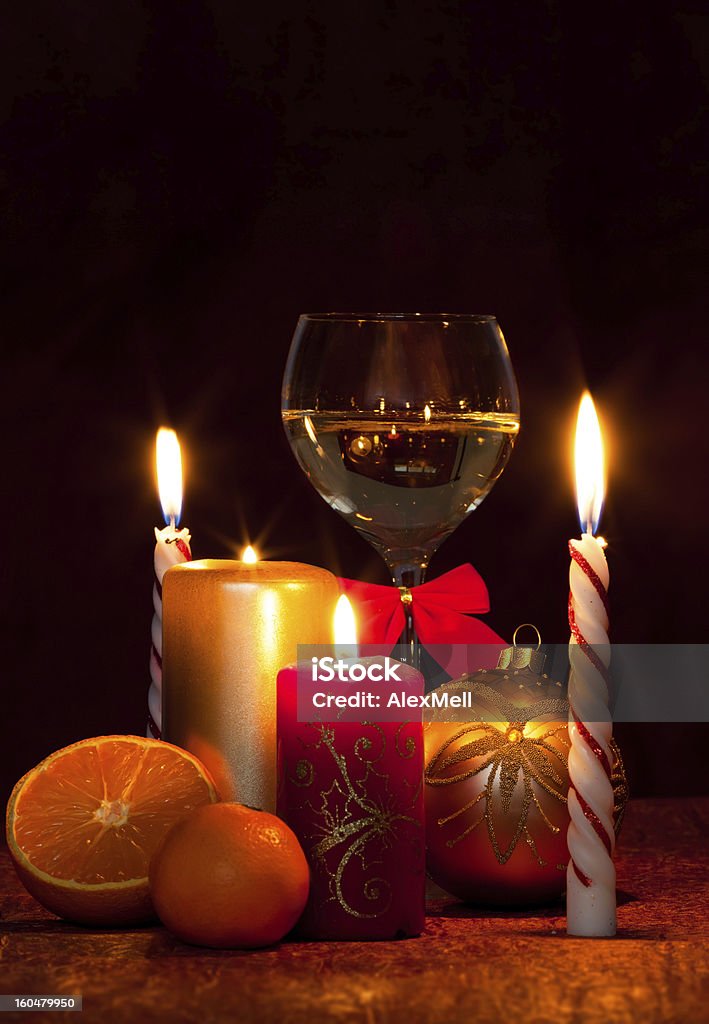 Glas com champanhe e queimar velas, Bola de ano novo - Royalty-free Amarelo Foto de stock