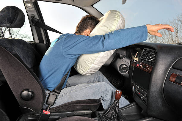 accidente de coche cuatro - airbag fotos fotografías e imágenes de stock