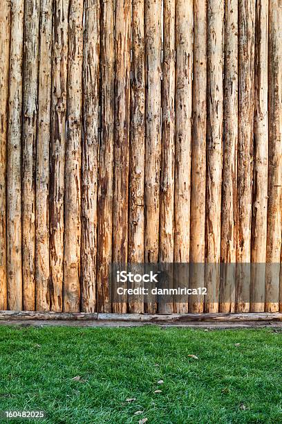 De Madera Con Fondo Verde Hierba Foto de stock y más banco de imágenes de Abstracto - Abstracto, Aire libre, Decoración - Artículos domésticos