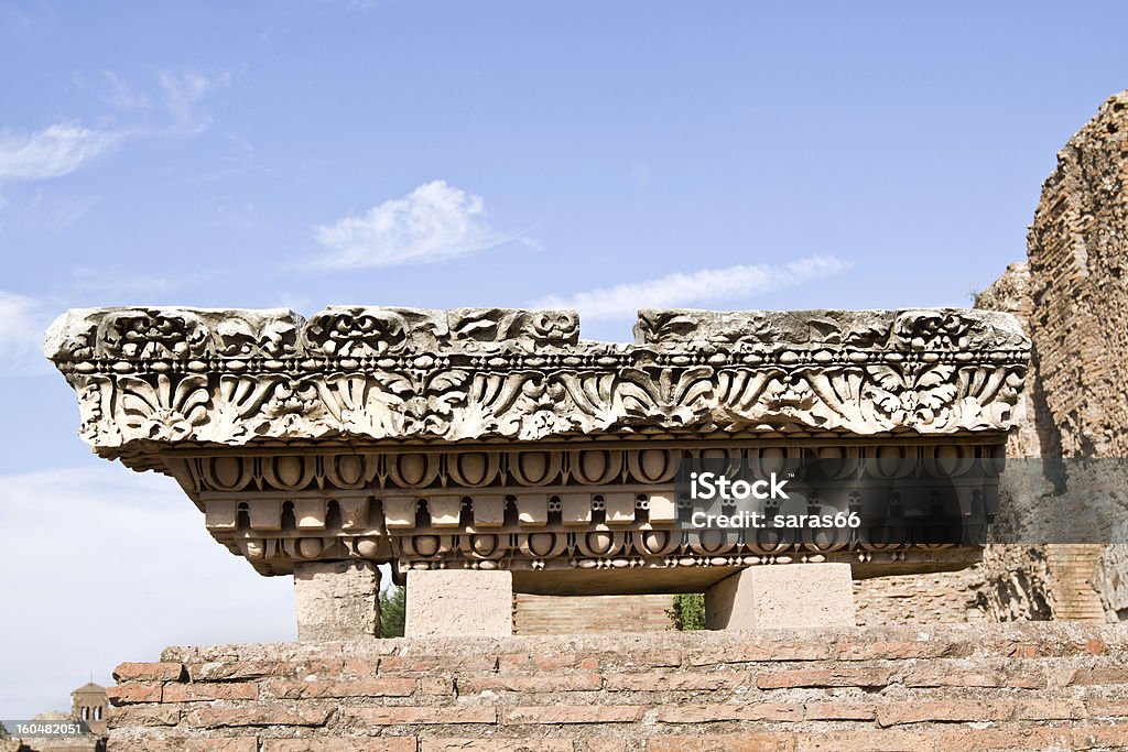 Antica colonna di marmo contro il cielo blu. Roma, Italia - Foto stock royalty-free di Antico - Condizione