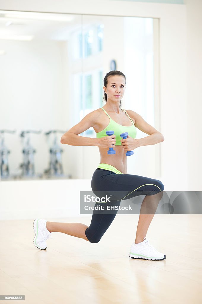 Donna giovane Istruttore di aerobica in palestra lavoro - Foto stock royalty-free di Adulto