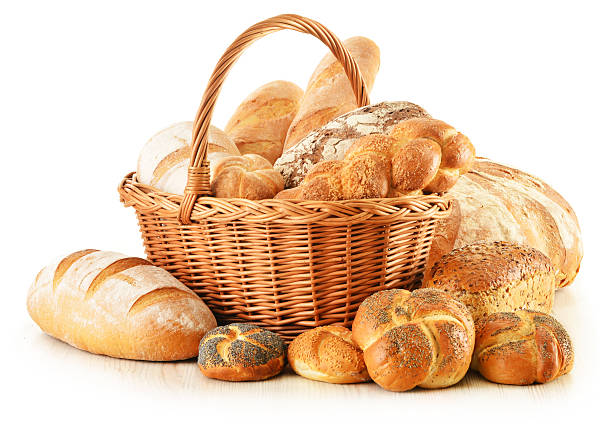 pain et petits pains dans le panier en osier isolé sur blanc - bread bread basket basket whole wheat photos et images de collection