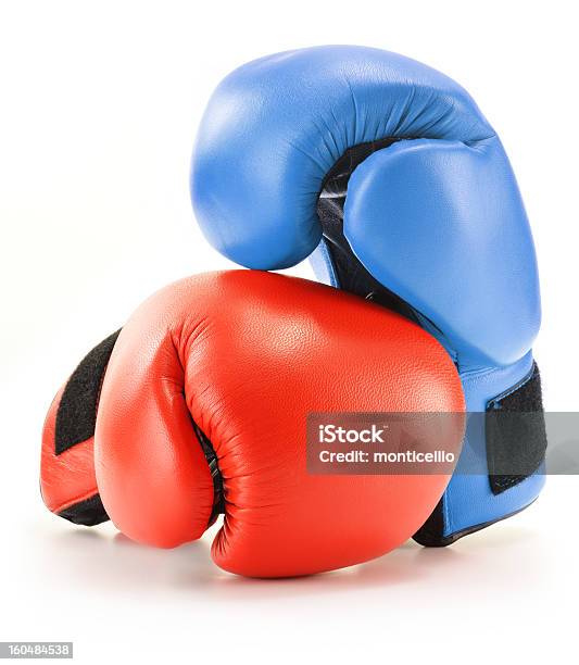 Par De Boxeo Guantes Aislados En Blanco Foto de stock y más banco de imágenes de Azul - Azul, Blanco - Color, Boxeo - Deporte