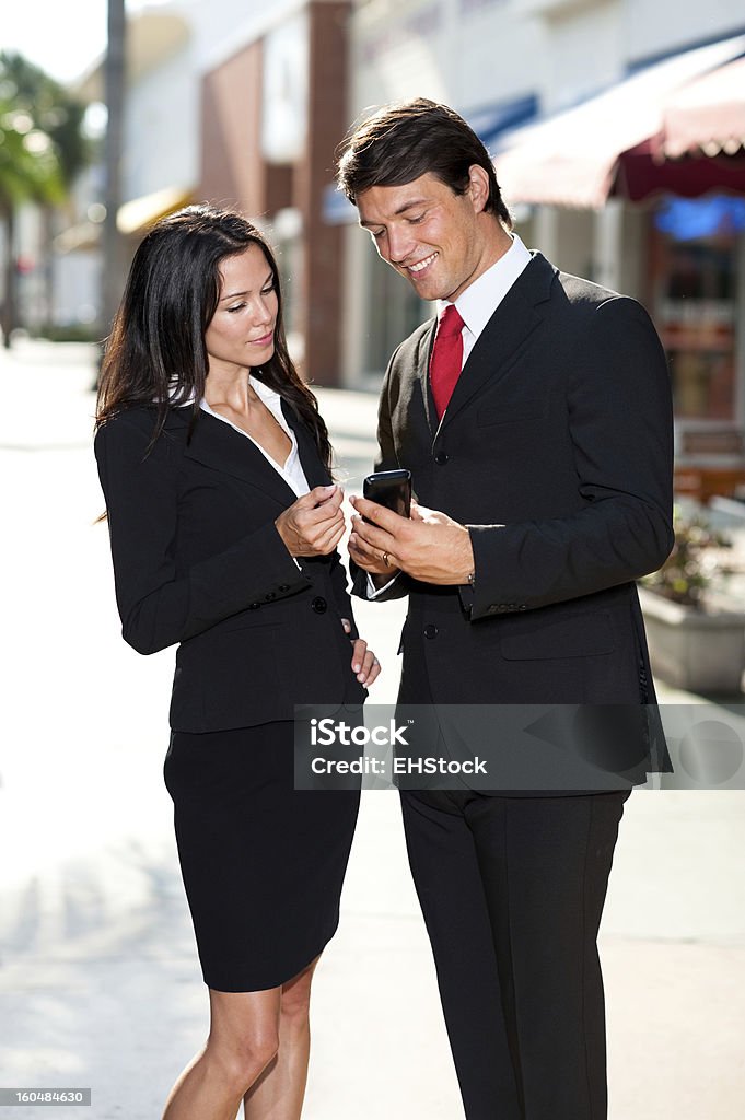 Jeune homme d'affaires et Femme d'affaires avec téléphone portable - Photo de Adulte libre de droits