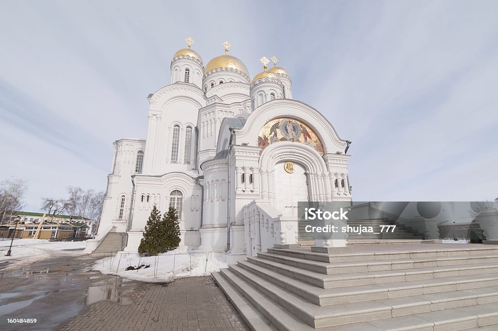 Cathédrale de la Transfiguration avec recouverts de neige contre le ciel avant de rue route arrière - Photo de Antique libre de droits