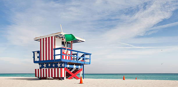 Cena de verão com uma casa de nadador salva-vidas de Miami Beach, Flórida - fotografia de stock