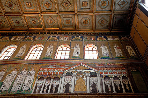 mosaïque de theodoric château de sant'apollinare nuovo - cathedral gothic style indoors church photos et images de collection