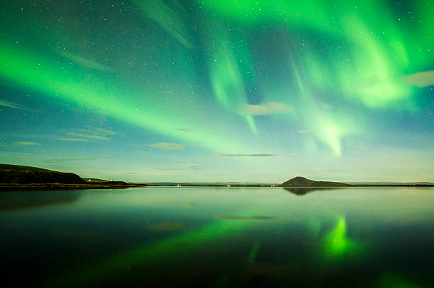 북극광 on 아이슬란드 - aurora borealis iceland astronomy tranquil scene 뉴스 사진 이미지