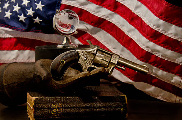 guns & bibbia - bible american flag flag old fashioned foto e immagini stock