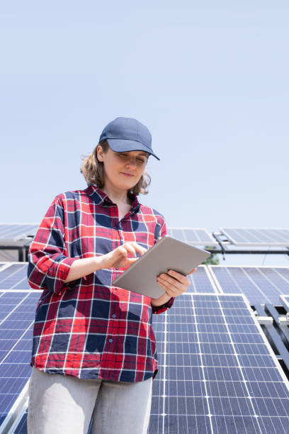 femme avec panneau solaire - solar panel engineer solar power station women photos et images de collection