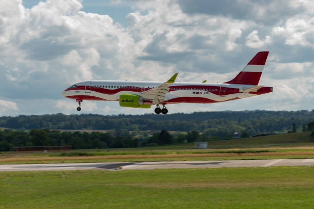 odrzutowiec yl-abn air baltic bombardier cs-300 w zurychu w szwajcarii - airplane piloting individuality runway zdjęcia i obrazy z banku zdjęć