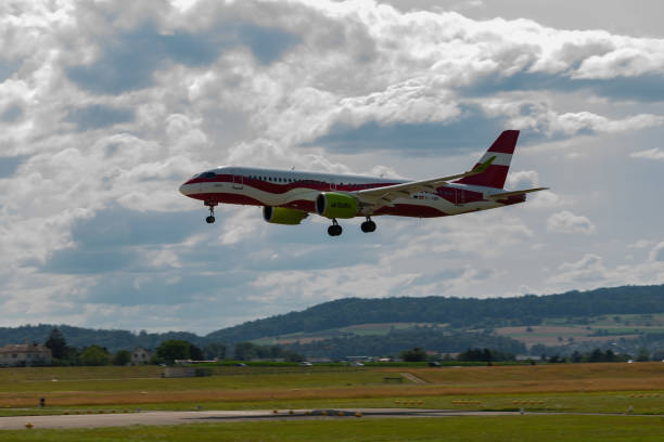 odrzutowiec yl-abn air baltic bombardier cs-300 w zurychu w szwajcarii - airplane piloting individuality runway zdjęcia i obrazy z banku zdjęć