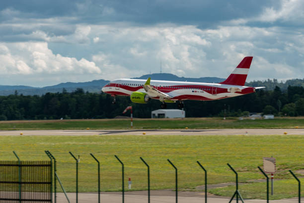 yl-abn air baltic bombardier cs-300 jet a zurigo in svizzera - airplane piloting individuality runway foto e immagini stock