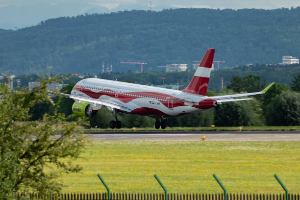 odrzutowiec yl-abn air baltic bombardier cs-300 w zurychu w szwajcarii - airplane piloting individuality runway zdjęcia i obrazy z banku zdjęć