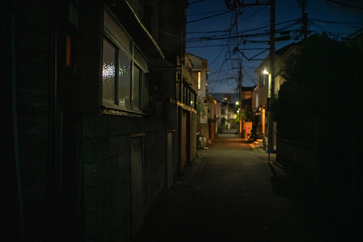 A night in a narrow, dark alley in an old residential area of Tokyo.