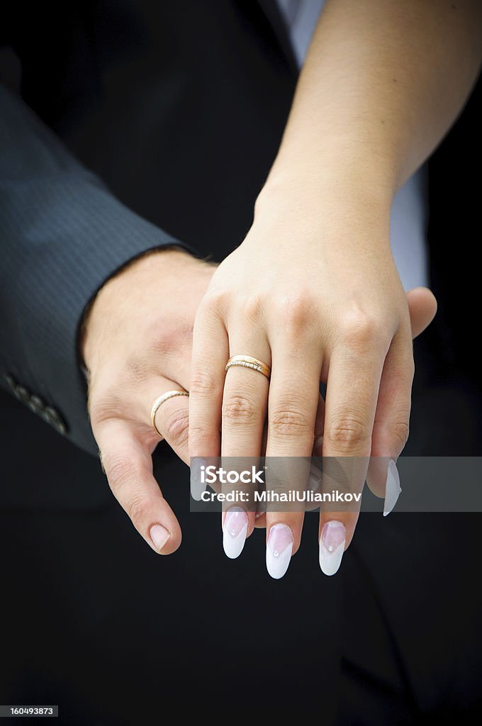 Due mani di nozze endearment persone. Sposa e lo sposo - Foto stock royalty-free di Matrimonio