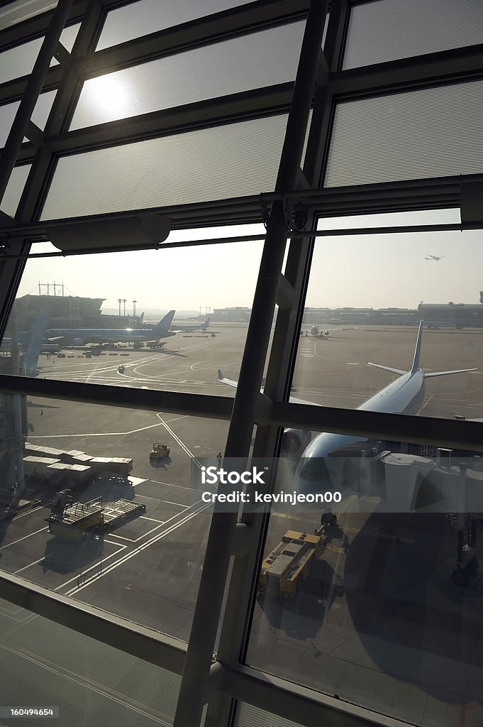 Avión en el aeropuerto - Foto de stock de Acero libre de derechos