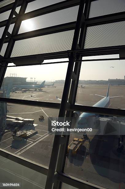 空港で飛行機 - ガラスのストックフォトや画像を多数ご用意 - ガラス, 乗り込む, 交通輸送