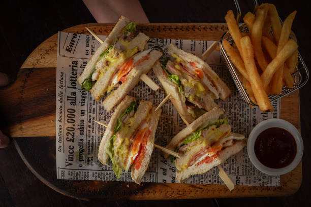 pessoa segurando um sanduíche de clube, batatas fritas e molho de imersão - club sandwich sandwich salad bread - fotografias e filmes do acervo