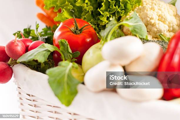 Świeże Warzywa W Koszyku - zdjęcia stockowe i więcej obrazów Artykuły spożywcze - Artykuły spożywcze, Bez ludzi, Bochenek chleba