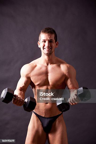 Joven Traininig Bodybuilder Foto de stock y más banco de imágenes de Adulto - Adulto, Adulto joven, Barra para pesas