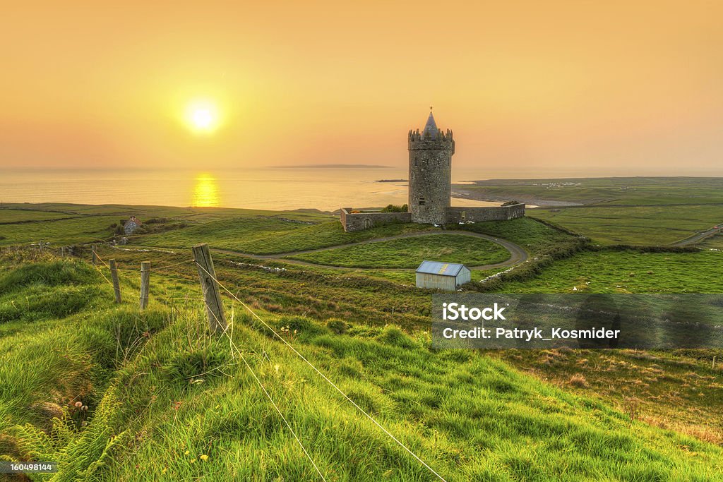 Costa da Co.  Clare Irlanda ao pôr do sol na - Royalty-free Castelo Foto de stock