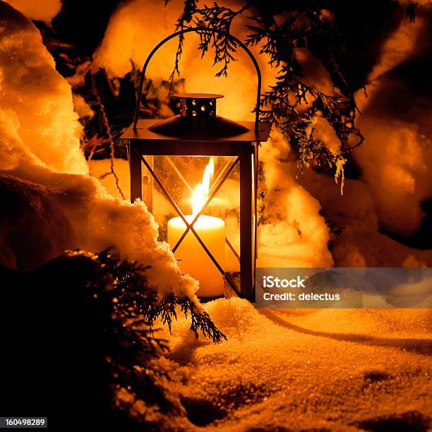 Warme Kerzenlicht Im Schnee Stockfoto und mehr Bilder von Laterne - Laterne, Schnee, Feuer
