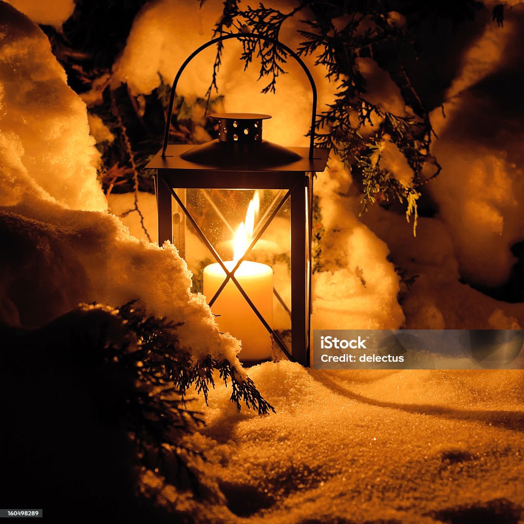 Caldo lume di candela nella neve - Foto stock royalty-free di Lanterna - Attrezzatura per illuminazione