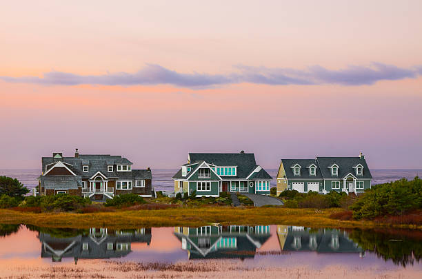 Casa de Praia ao pôr do sol de reflexos - fotografia de stock