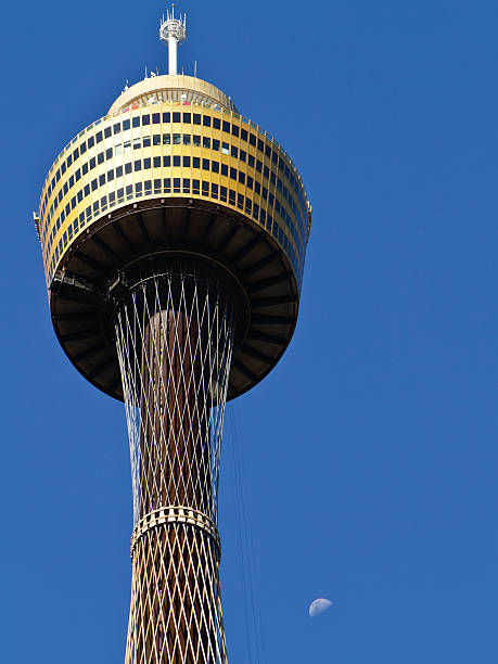 photos de faible angle de vue de la tour de sydney, sydney, australie - sydney australia australia new south wales lookout tower photos et images de collection