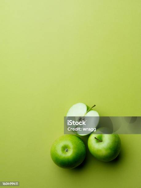 Grupo De Maçãs - Fotografias de stock e mais imagens de Maçã - Maçã, Cor verde, Maçã Granny Smith