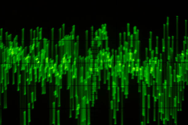 sygnał audio na ekranie oscyloskopu. komunikacja i elektronika. z bliska - oscilloscope electronics industry sine wave instrumentation zdjęcia i obrazy z banku zdjęć