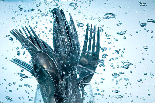 utensilios de cocina - silverware clean wet kitchen utensil fotografías e imágenes de stock