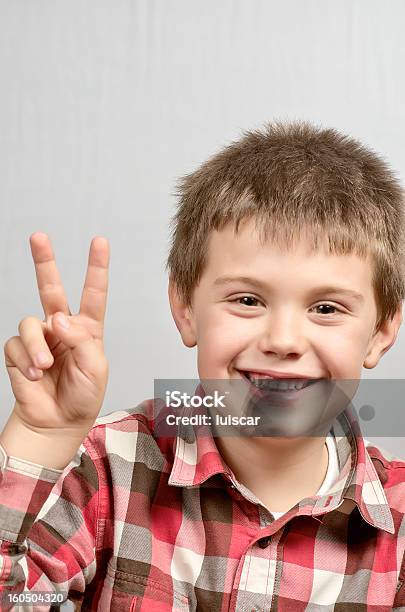 Foto de Criança Fazendo Molde De Rostos 21 e mais fotos de stock de Cabelo Louro - Cabelo Louro, Fundo Branco, Meninos Adolescentes