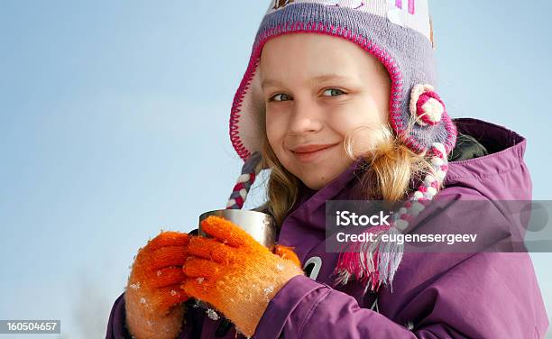 미소 소녀만 메탈 보온병 컵 핫 티 걷기에 대한 스톡 사진 및 기타 이미지 - 걷기, 겨울, 겨울 코트