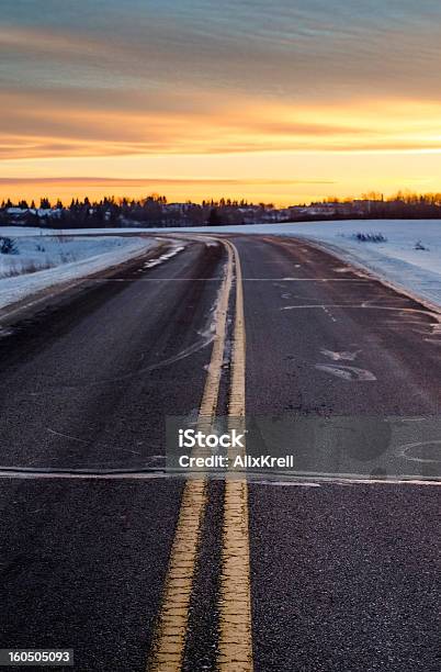 Estrada Ao Pôr Do Sol - Fotografias de stock e mais imagens de Alfalto - Alfalto, Ao Ar Livre, Beleza natural