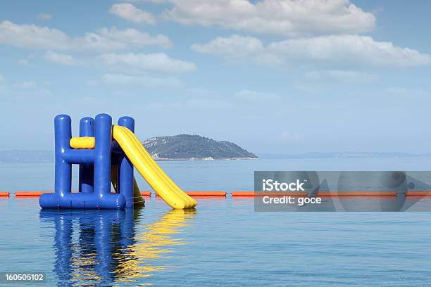 Sommerurlaubszene Mit Wasserrutsche Stockfoto und mehr Bilder von Aufblasbarer Gegenstand - Aufblasbarer Gegenstand, Wasserrutsche, Aquapark - Bauwerk