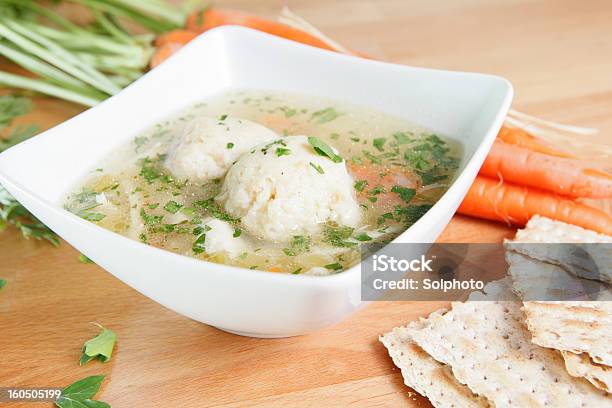 Plato De Sopa De Bola De Matzah Foto de stock y más banco de imágenes de Alimento - Alimento, Bola de Matzo, Calor