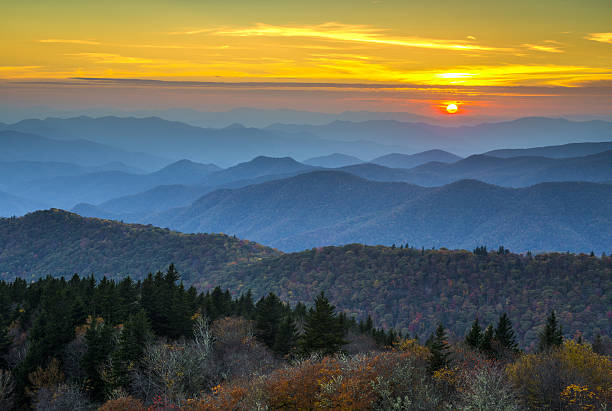 blue ridge parkway herbst sonnenuntergang über gebirge appalachian mountains lagen - great smoky mountains great smoky mountains national park fog mountain stock-fotos und bilder