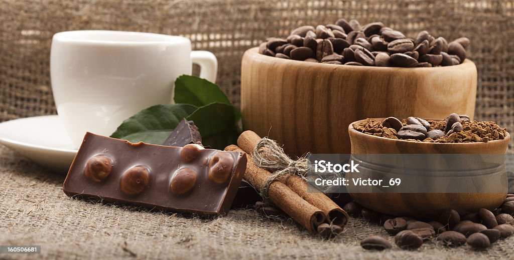 コーヒー豆のボール、木製の背景に、バーラップ - エスプレッソのロイヤリティフリーストックフォト
