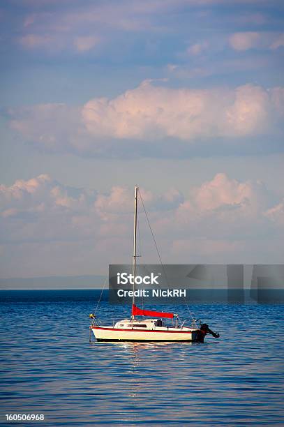 Um Veleiro Atracado No Mar - Fotografias de stock e mais imagens de Ao Ar Livre - Ao Ar Livre, Atracado, Azul