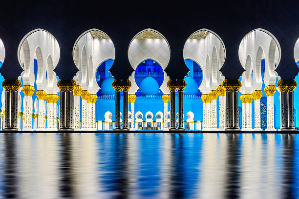 beauté de symétrie à la grande mosquée à abou dhabi - arabian peninsula photos photos et images de collection