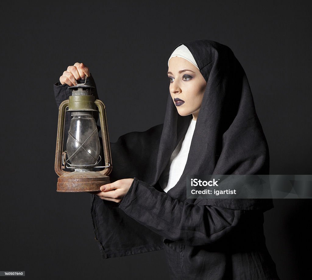 Religieuse avec Lanterne du kérosène - Photo de Adulte libre de droits