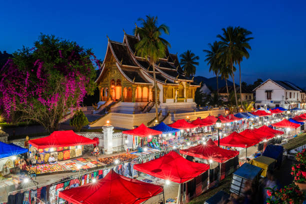 istock Night market in Luang Prabang, Laos 1605078218