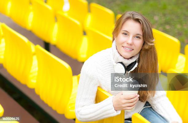 Giovane Studentessa Avere Riposo Allaperto - Fotografie stock e altre immagini di Giallo - Giallo, Sedia, Abbigliamento casual