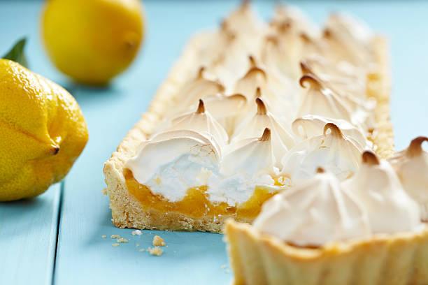 레몬색 머랭 파이 - lemon meringue pie pie pastry crust portion 뉴스 사진 이미지