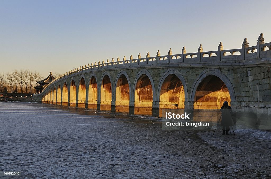 サマーパレスの距離にあるアーチ橋 - アジア文化のロイヤリティフリーストックフォト