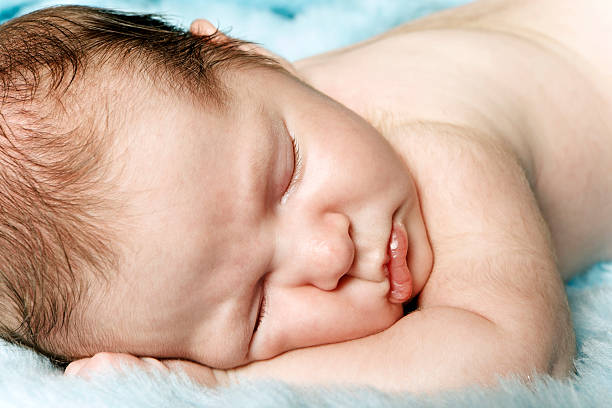 garçon dormir bébés - fake fur white happiness beginnings photos et images de collection