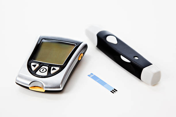 diabete glucometro per test di sangue livello di glucosio kit - blood sugar test examining instrument of measurement diabetes foto e immagini stock